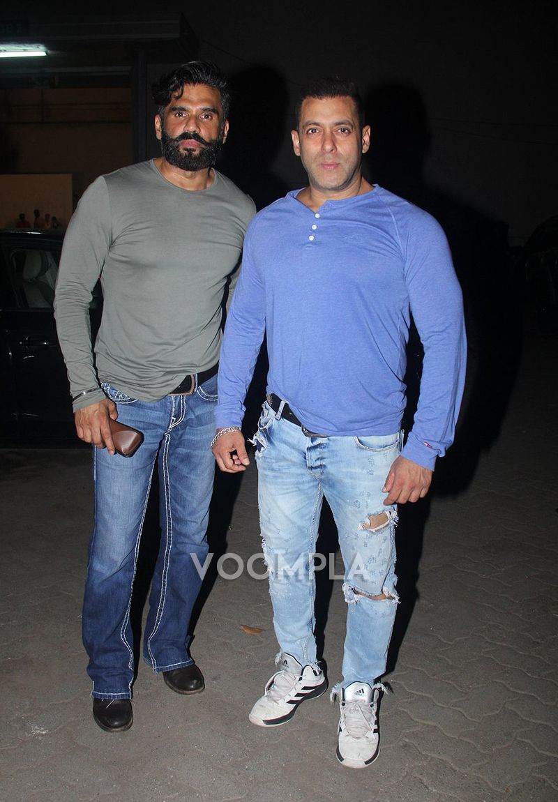 Sunil Shetty In Jeans - HD Wallpaper 