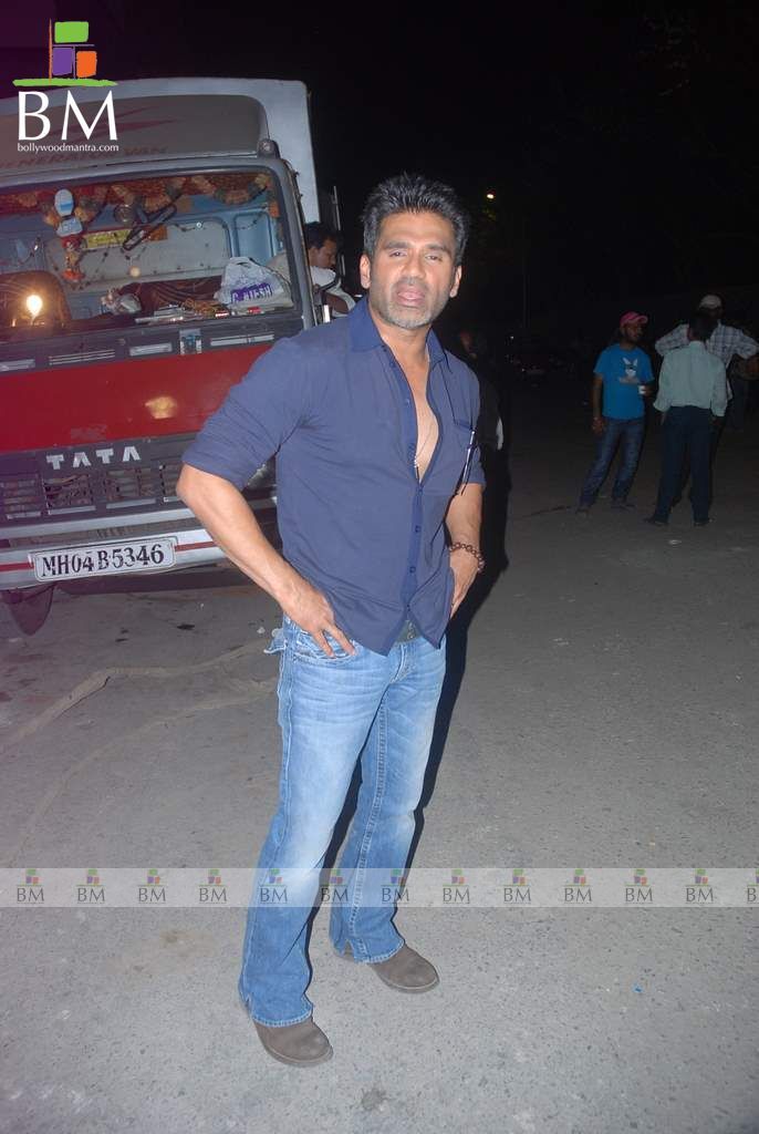 Enemy Heroine Sunil Shetty - HD Wallpaper 