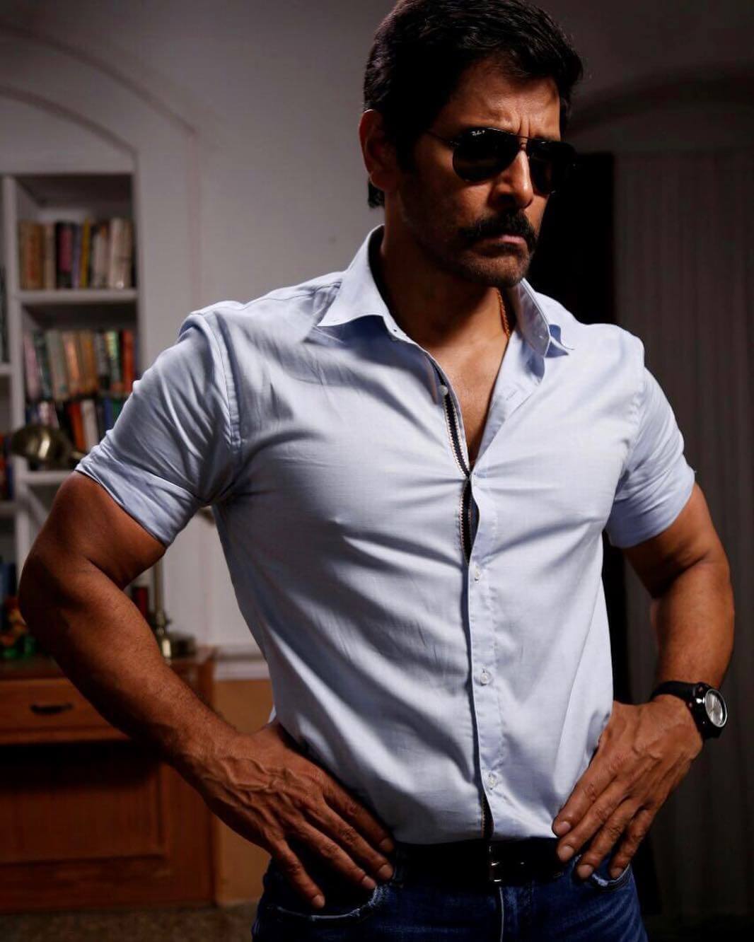 Chiyaan Vikram Wiki - Saamy 2 Vikram Hd Stills - HD Wallpaper 