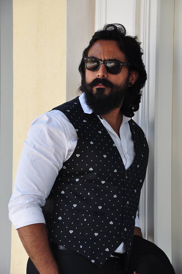 Sitting - HD Wallpaper 