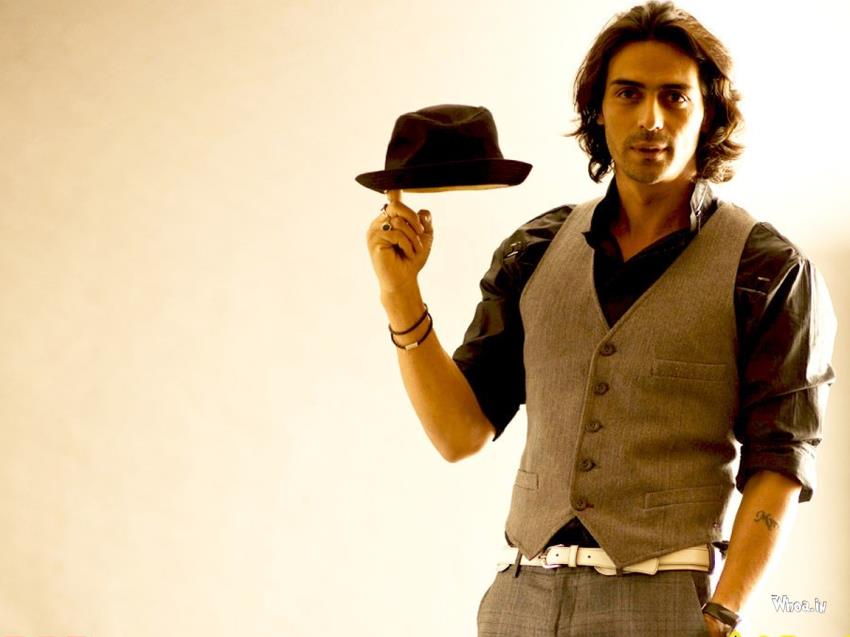 Arjun Rampal Playing With Black Hat Hd Wallpaper - Arjun Rampal Pic Hd - HD Wallpaper 