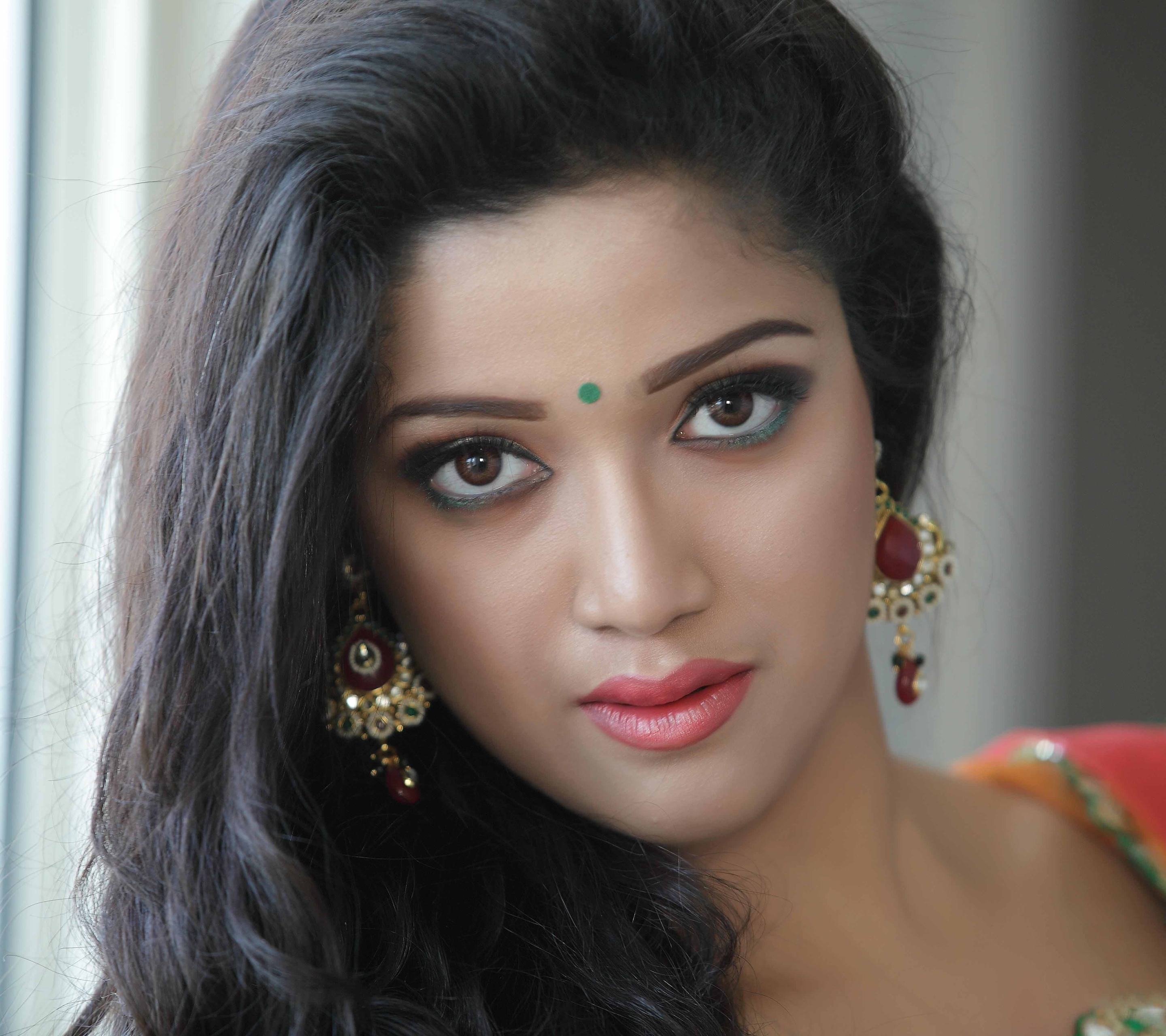 Abhirami Suresh Gif - HD Wallpaper 