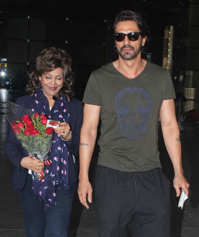 Mother Of Arjun Rampal - HD Wallpaper 