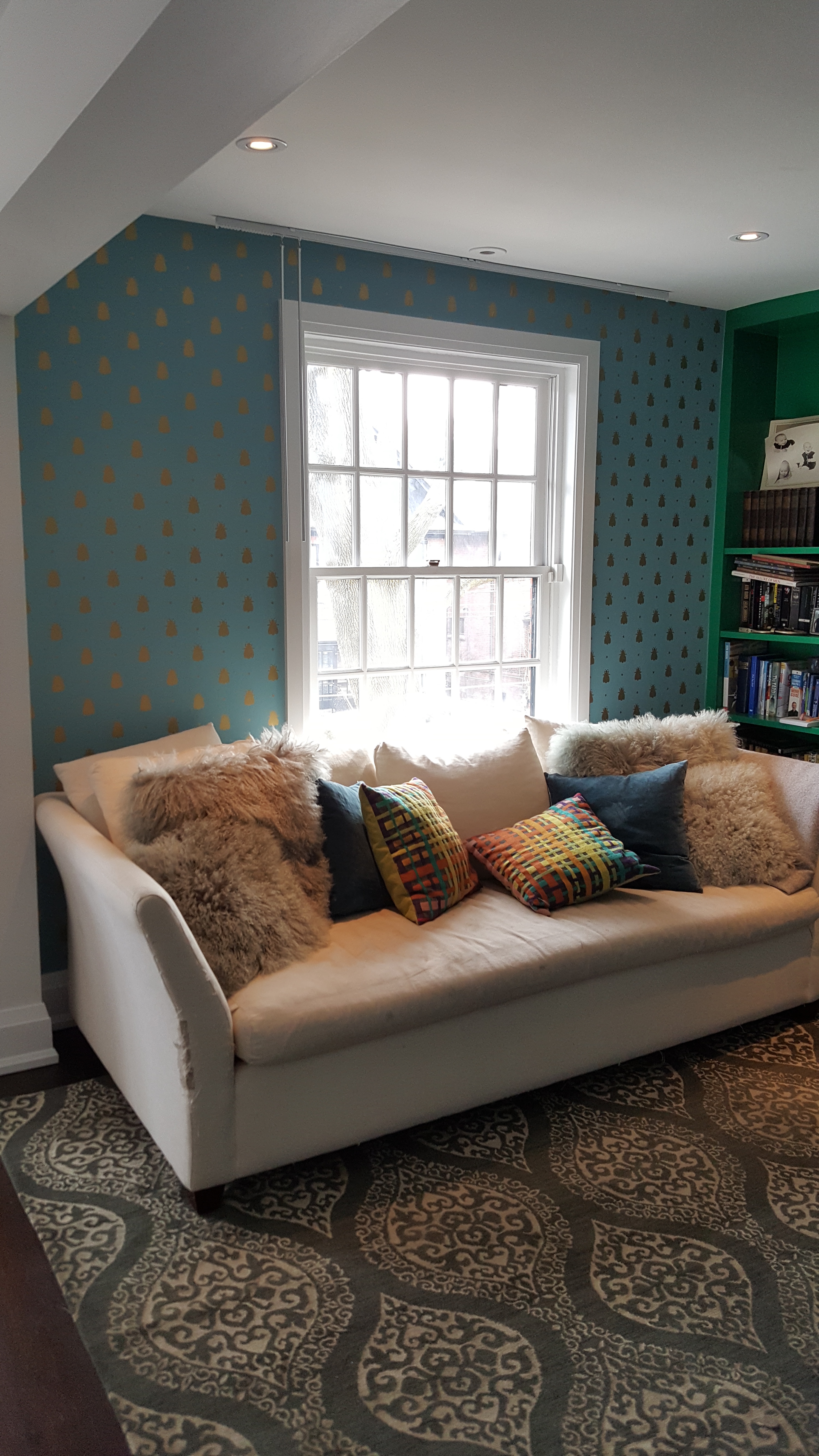 Farrow & Ball Wallpaper Bumble Bee Pattern - Living Room - HD Wallpaper 