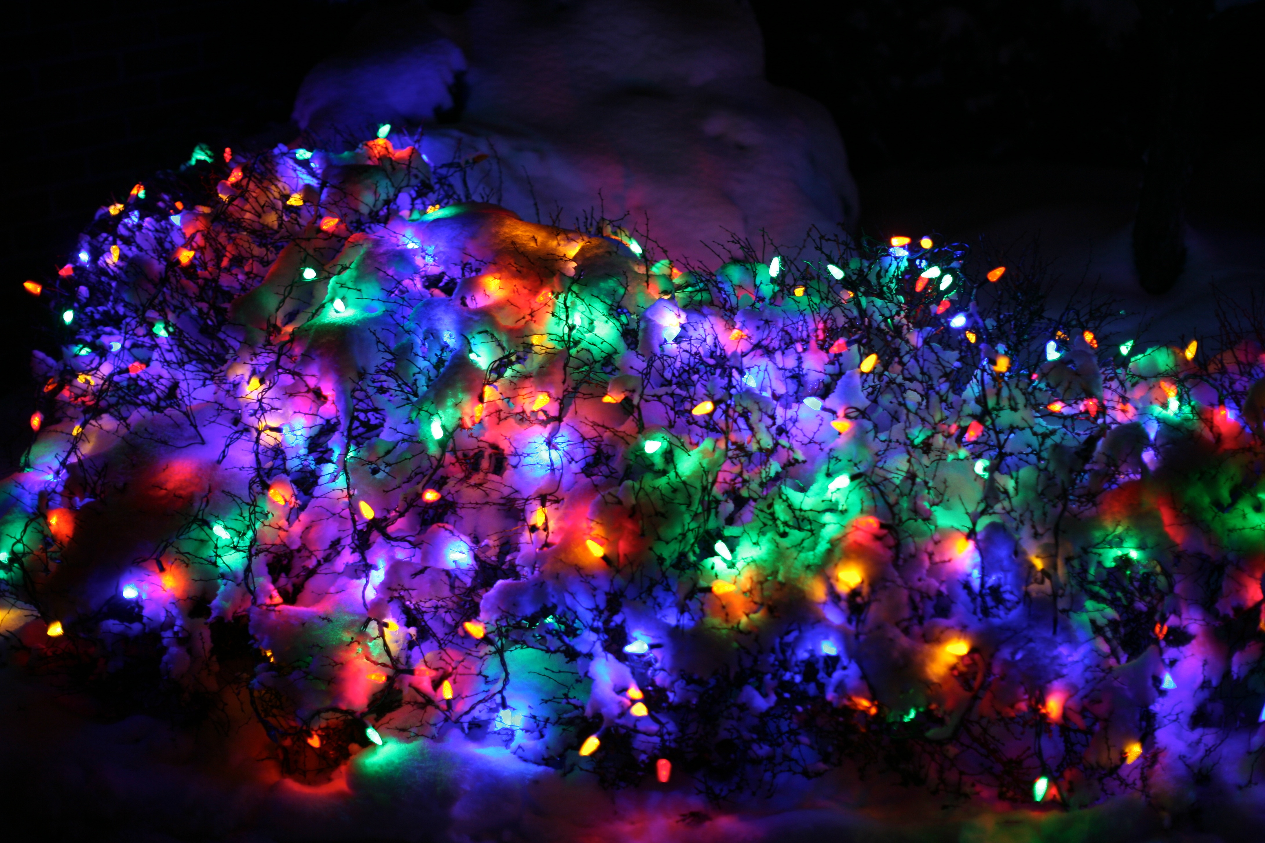 Christmas Lights In Snow - Christmas Lights Wallpaper 4k - HD Wallpaper 