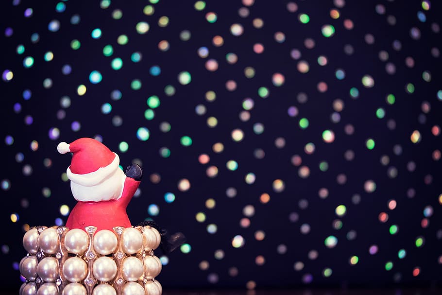Santa Claus Figurine Facing Lights, Christmas, Decoration, - クリスマス イブ - HD Wallpaper 