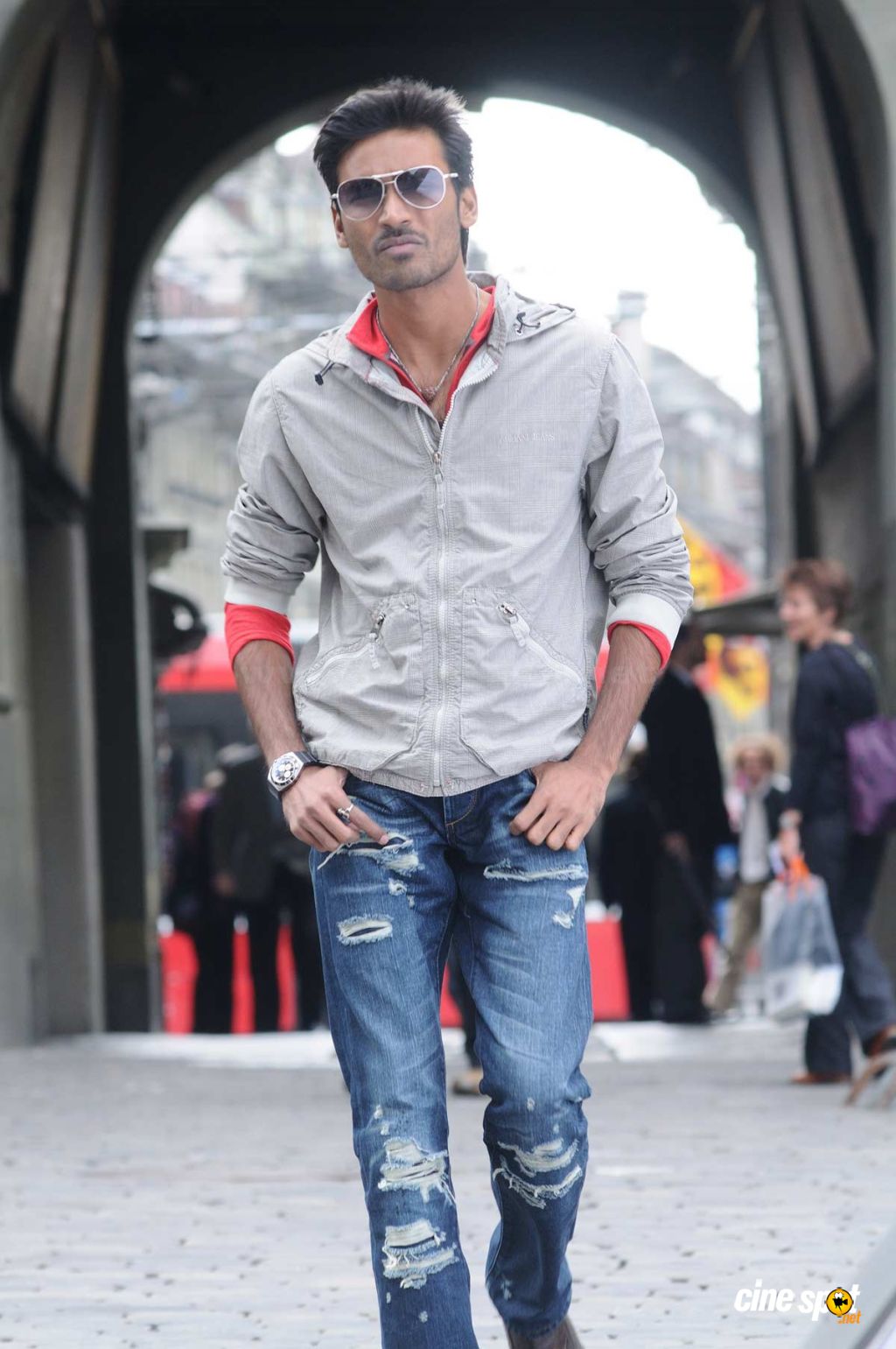 Dhanush Photos Wallpapers - Uthama Puthiran Movie Dhanush - HD Wallpaper 
