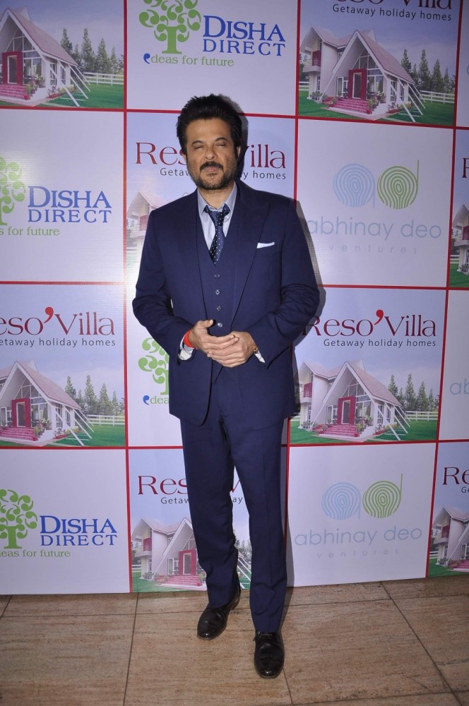 Raina S Joshi - Tuxedo - HD Wallpaper 