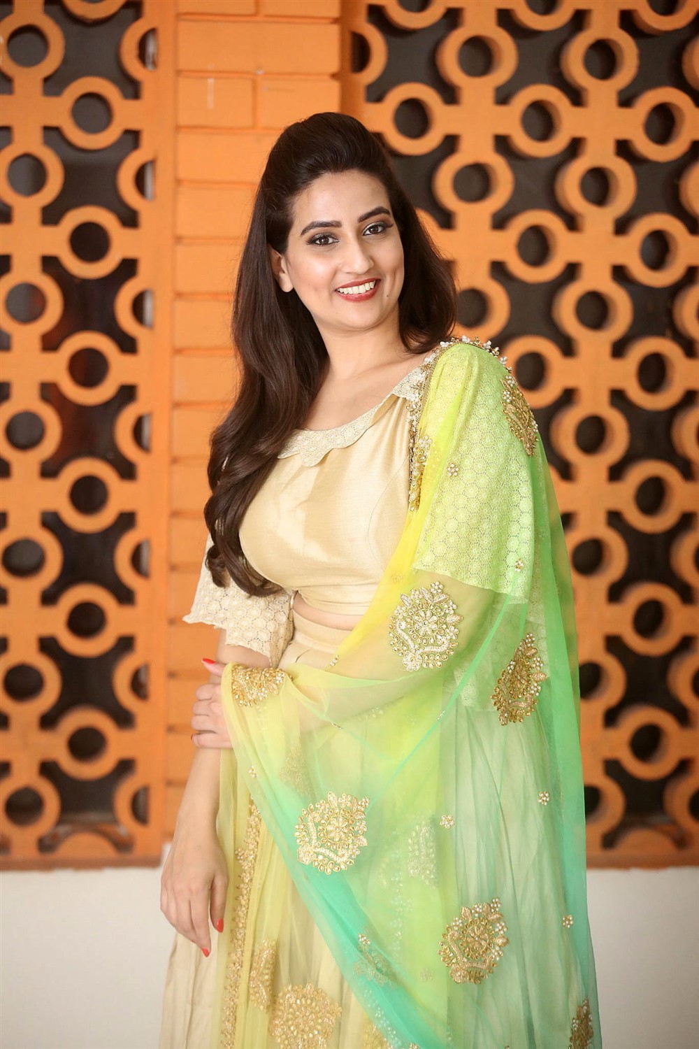 Anchor Manjusha New Stills At Chiranjeevi 63rd Birthday - Rashi Khanna In Jai Lava Kusa - HD Wallpaper 