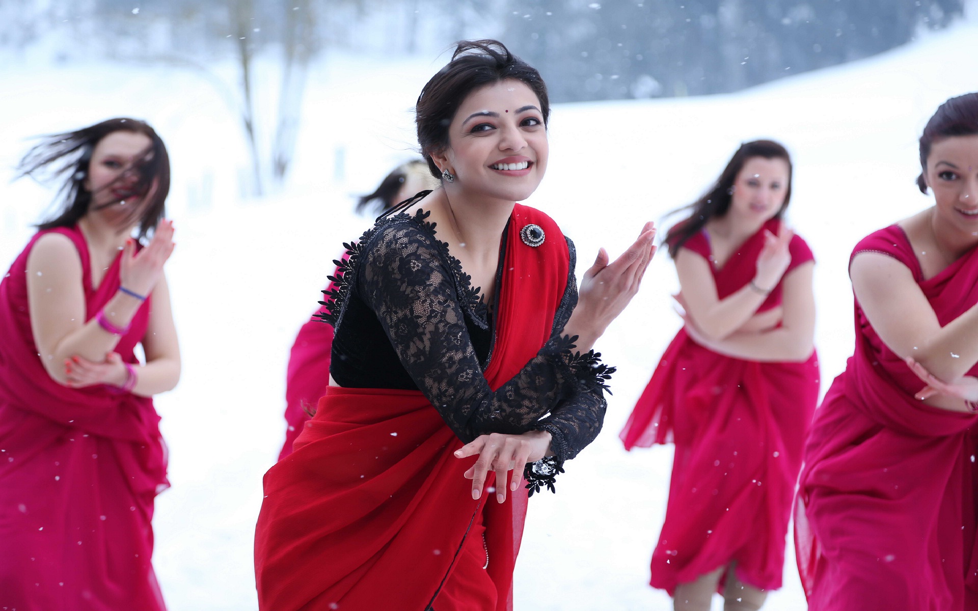 Kajal Agarwal Movie Song With Red And Black Saree Wallpapers - Kajal Agarwal In Black Saree - HD Wallpaper 