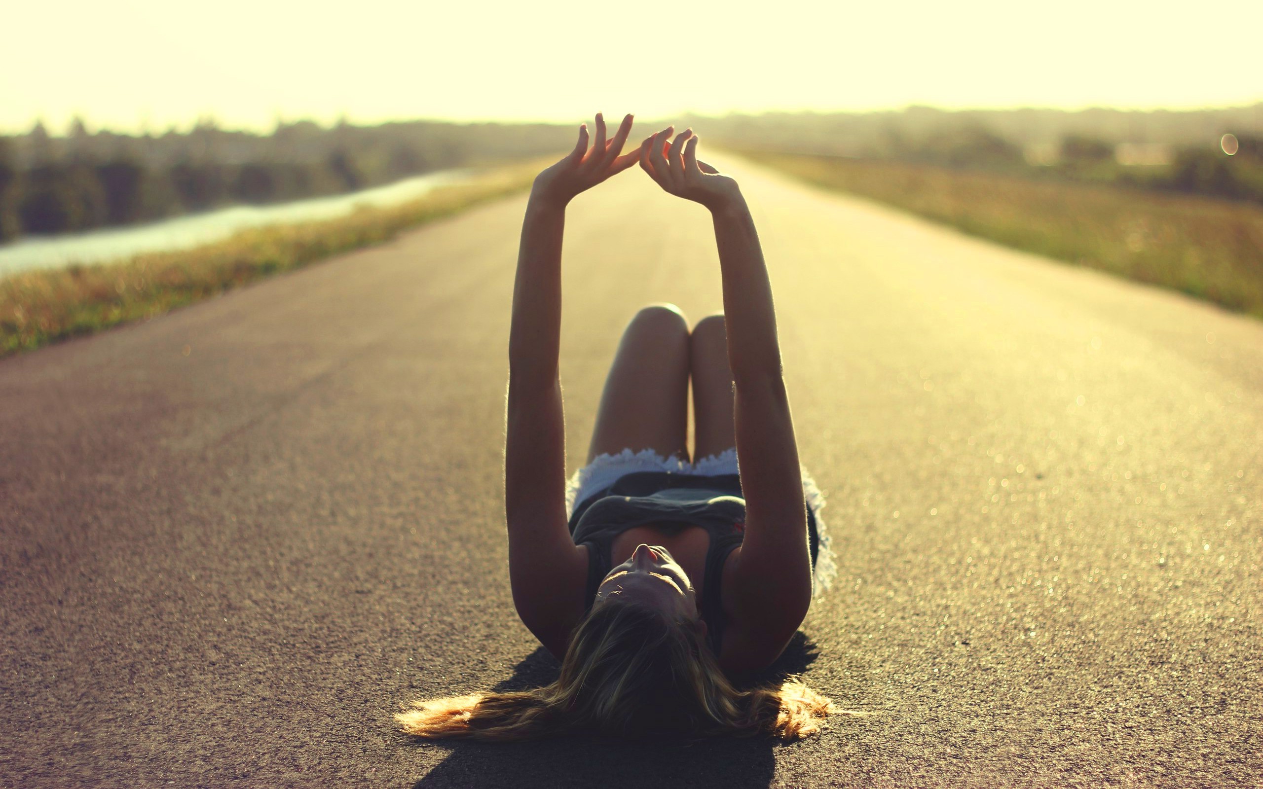 Girls Back Sitting On The Road - HD Wallpaper 