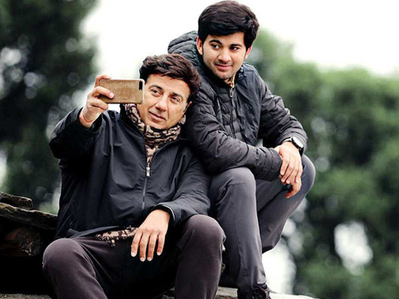 Sunny Deol With Son Karan Deol - Palpal Dil Ke Paas - HD Wallpaper 