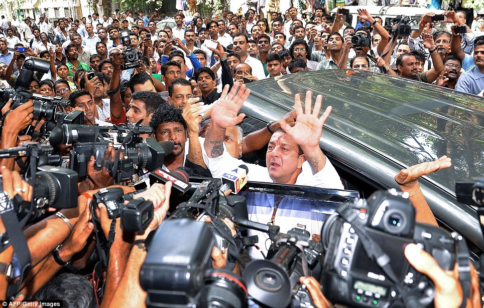 Sanjay Dutt Will Shortly Begin A Three And A Half Year - Sanjay Dutt With Fans - HD Wallpaper 