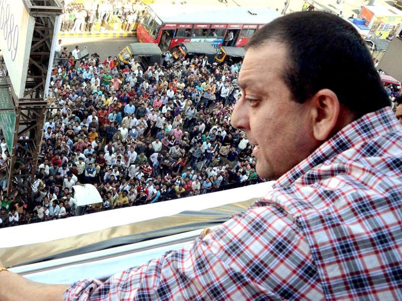 Sanjay Dutt Waves To Fans At A Promotional Event In - Sanjay Dutt In Nagpur - HD Wallpaper 
