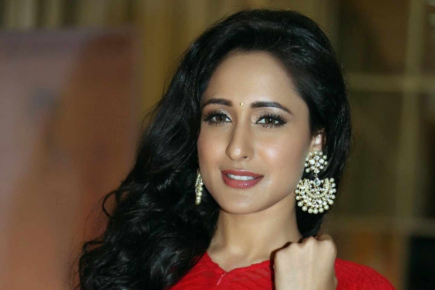 Pragya Jaiswal Face Hd - HD Wallpaper 