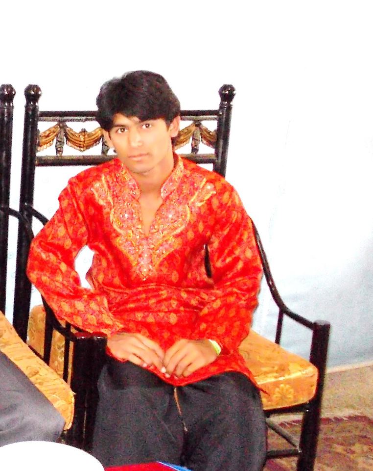 Pakistani Singer Ali Sameer Hd Wallpapers - Sitting - HD Wallpaper 