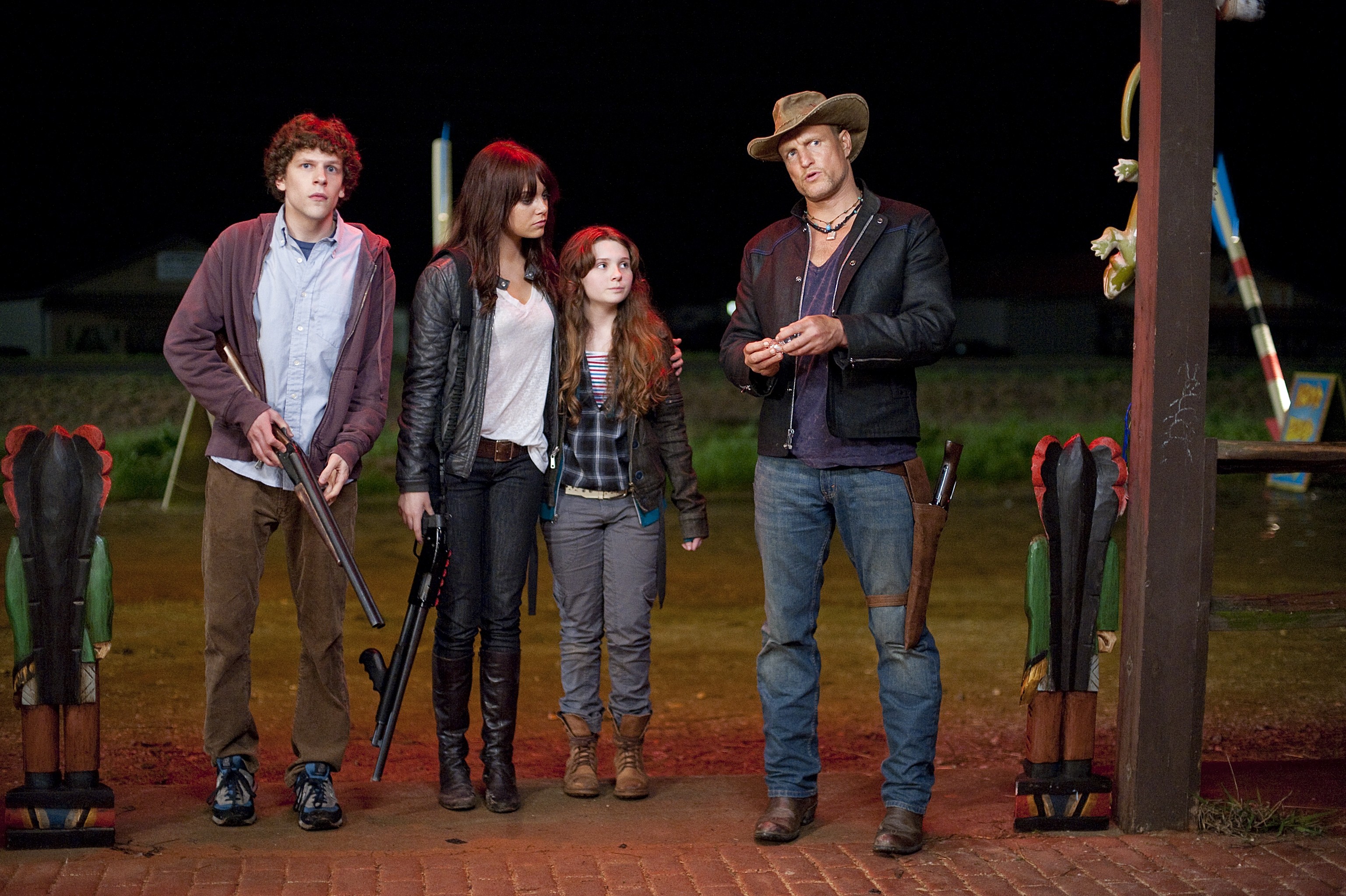 Jeans Actress Shotguns Emma Stone Zombieland Actors - New Zombieland - HD Wallpaper 