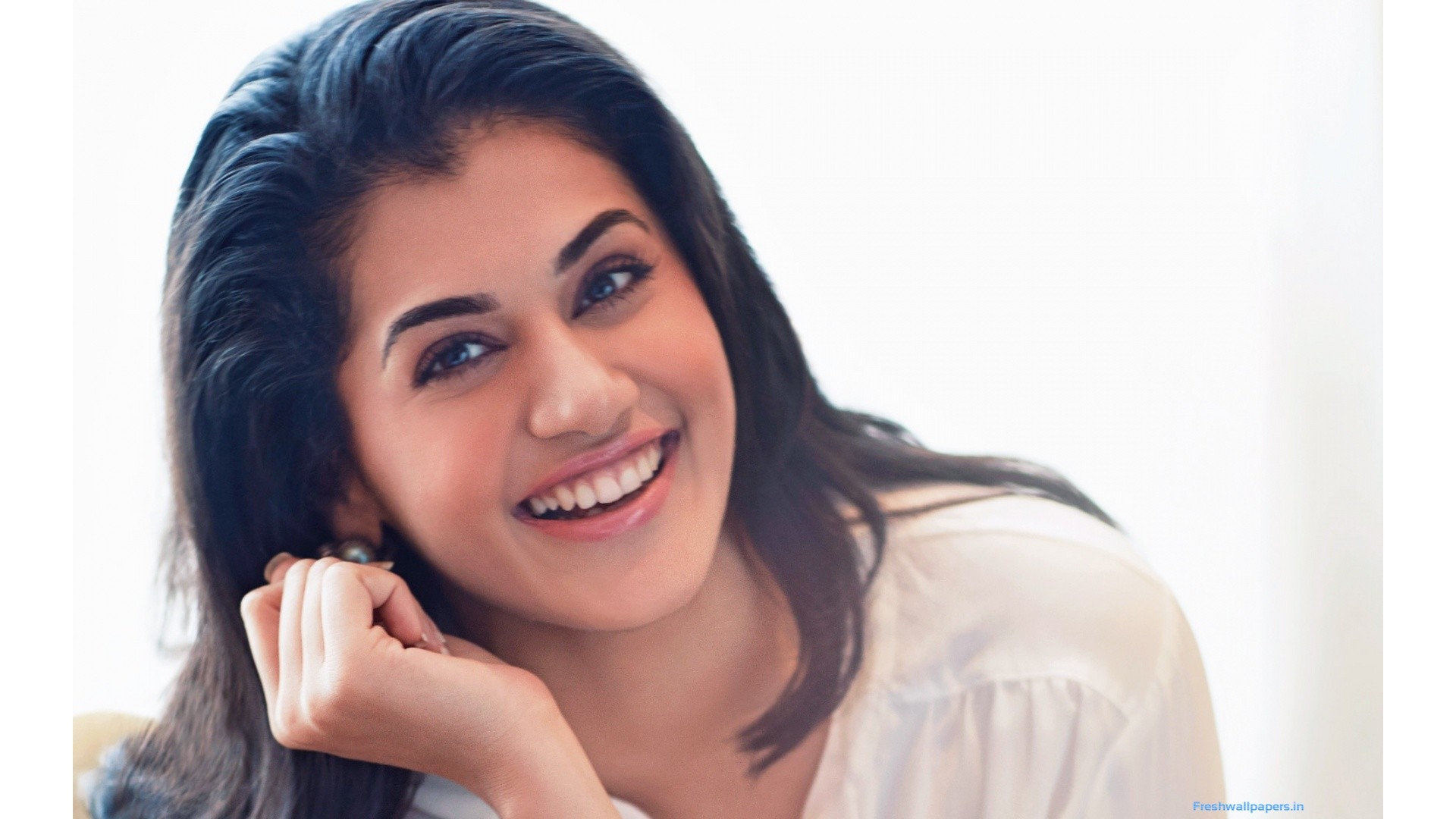 Taapsee Pannu Hd - HD Wallpaper 