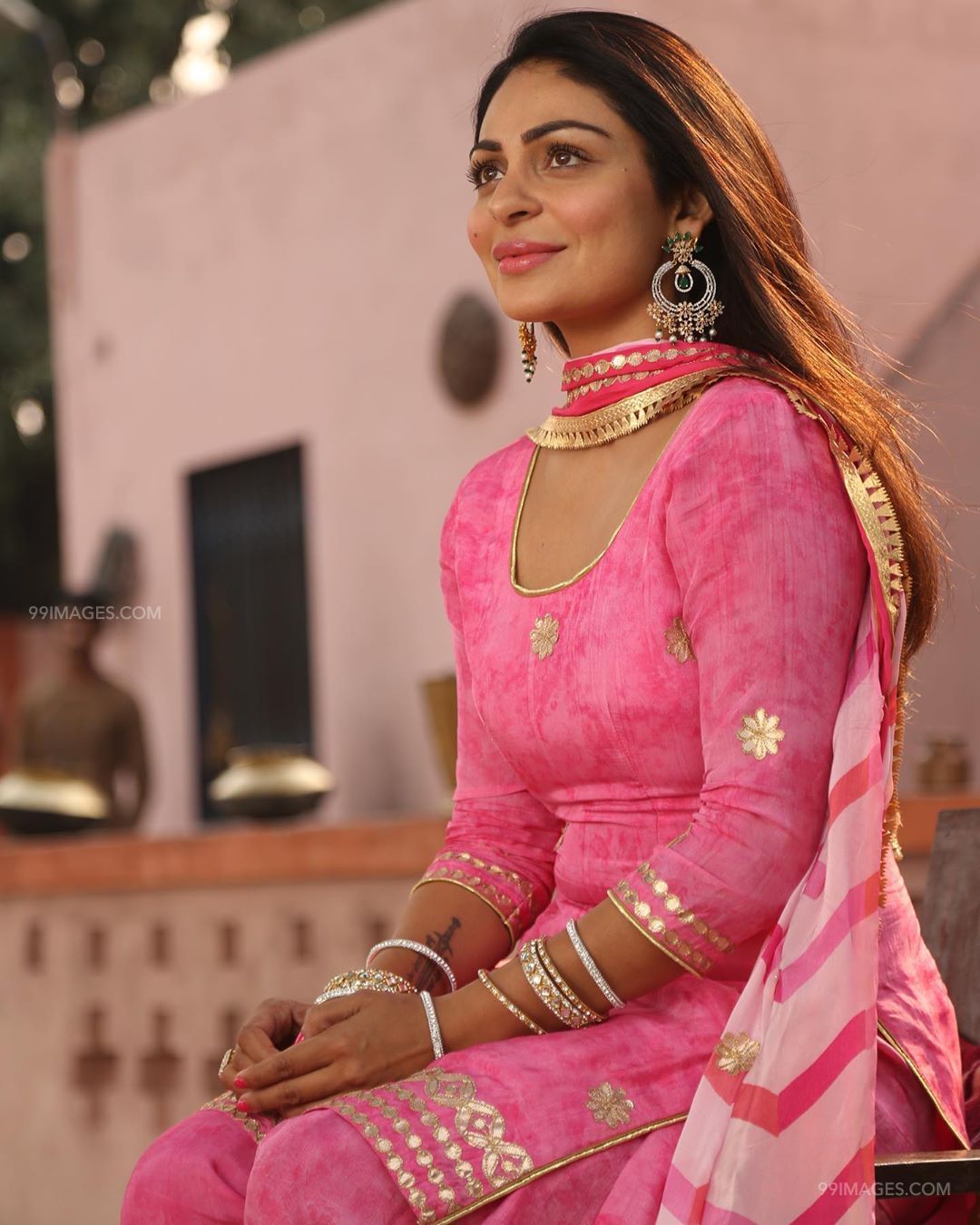 Neeru Bajwa Beautiful Hd Photos & Mobile Wallpapers - Neeru Bajwa - HD Wallpaper 