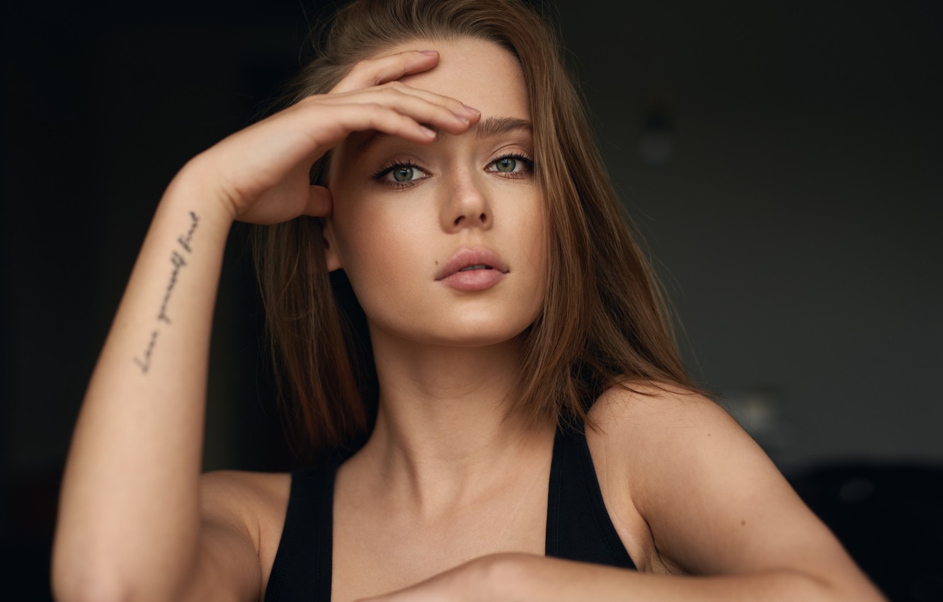 Photo Wallpaper Look, Girl, Face, Portrait, Hands, - Photo Shoot - HD Wallpaper 