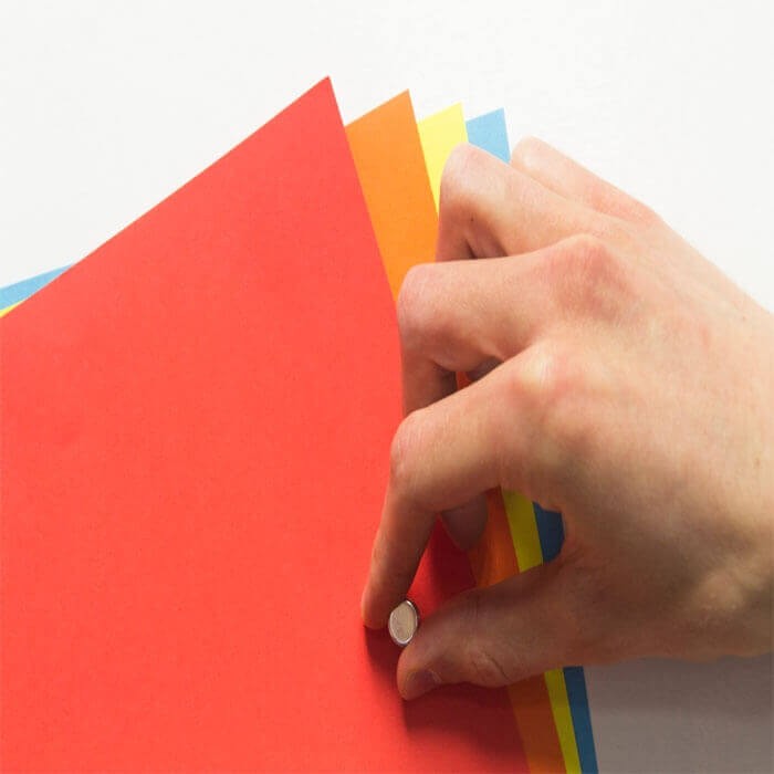 Magnetic Wallpaper Close Up Holding Up Pages - Magnet - HD Wallpaper 