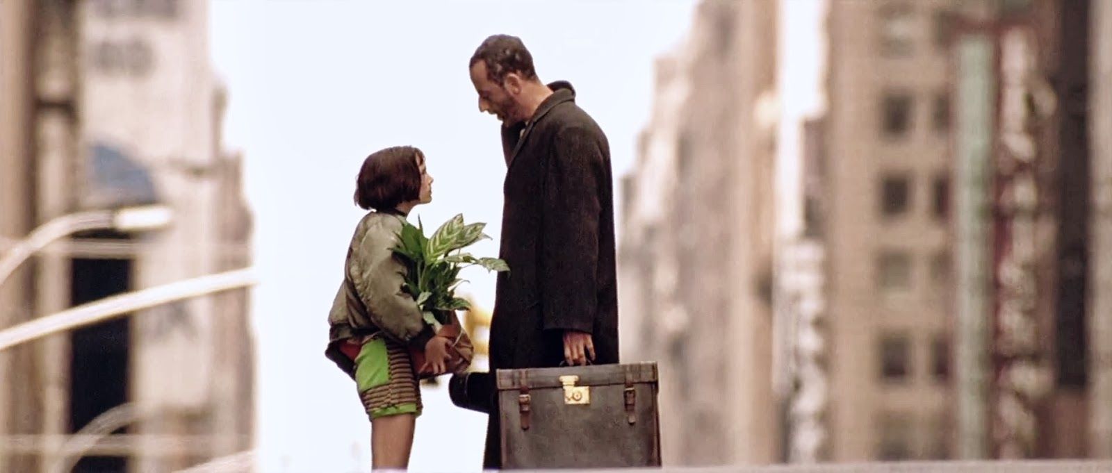 The Professional Wallpapers - Leon The Professional Gif - 1600x681 Wallpaper  