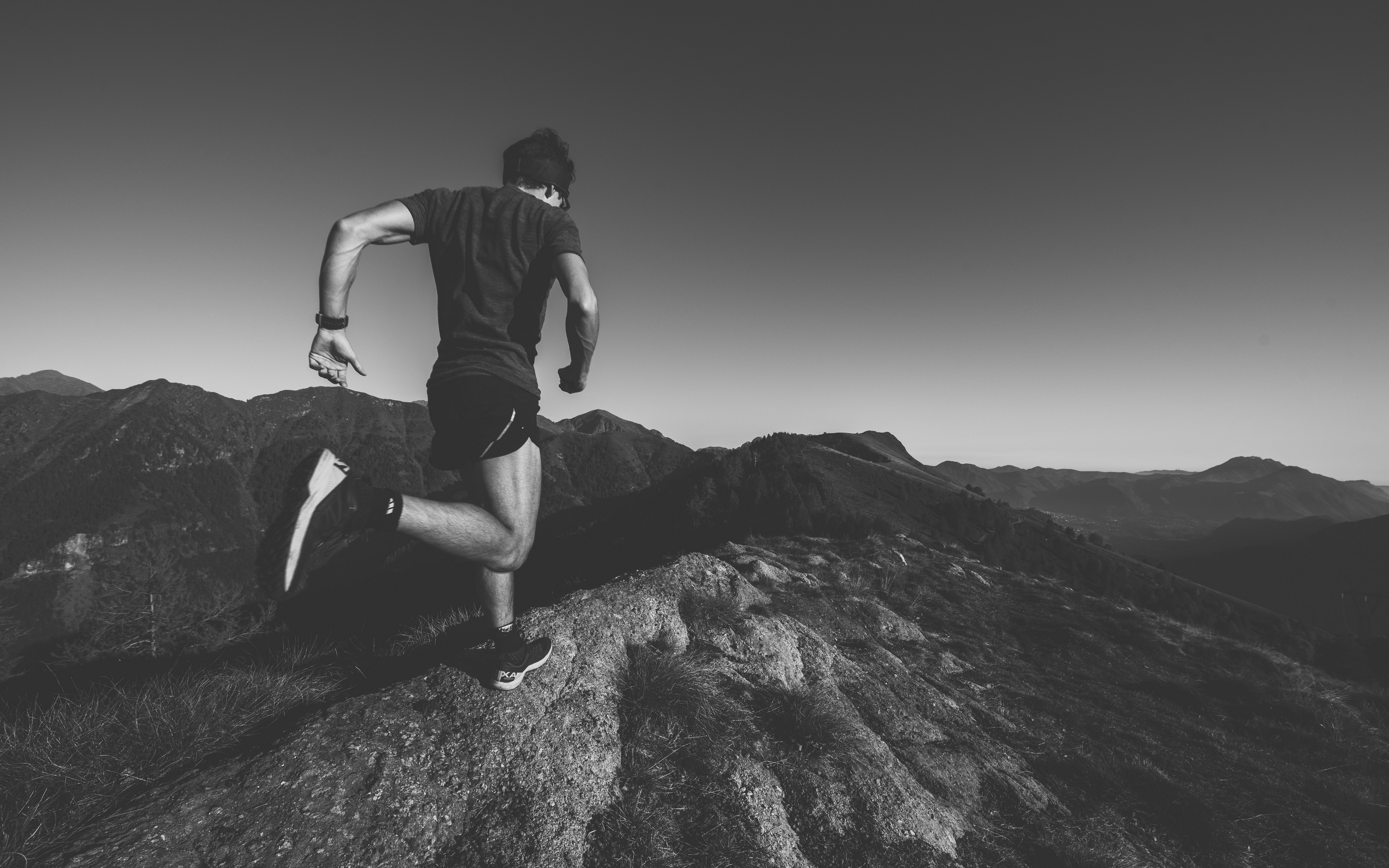 Wallpaper Athlete, Running, Mountains, Bw - Running Black And White - HD Wallpaper 