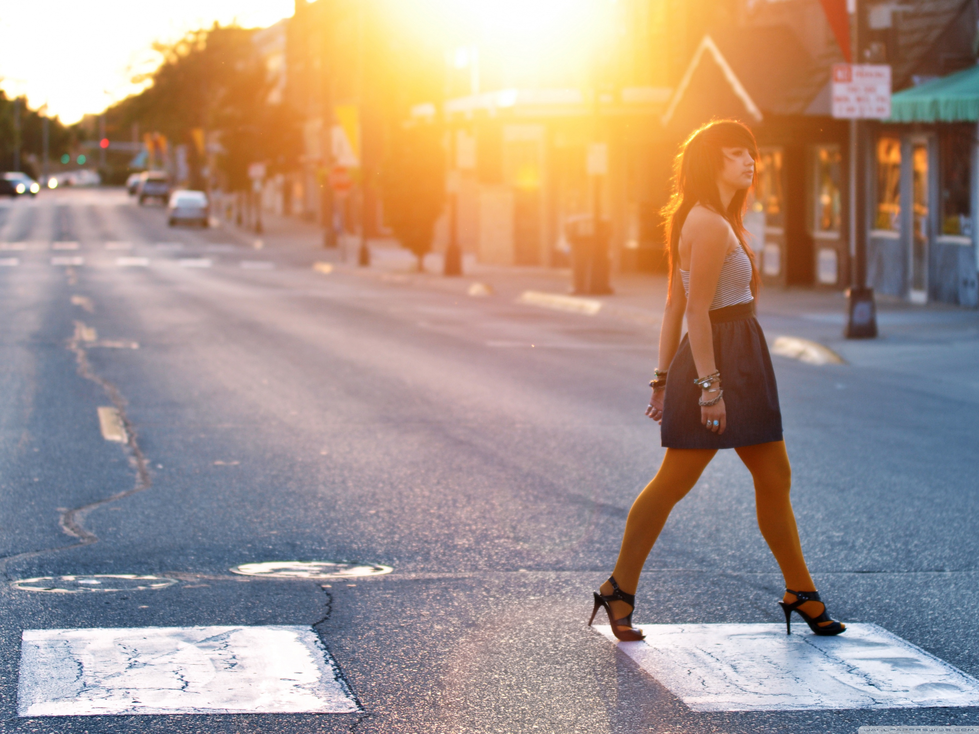 Woman Crossing The Street - HD Wallpaper 