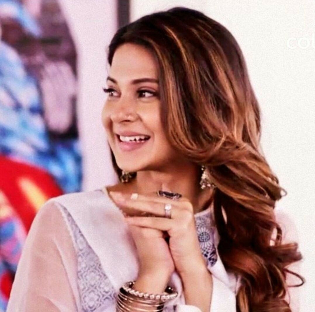 Jennifer Winget Finger Rings - HD Wallpaper 