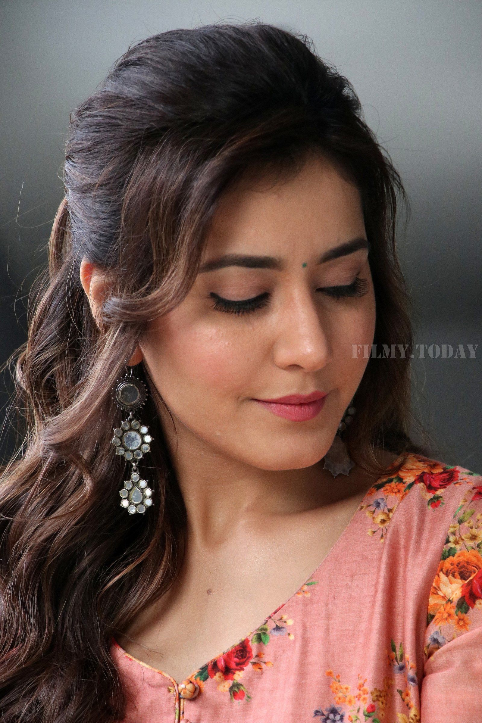 Raashi Khanna New Photoshoot - HD Wallpaper 