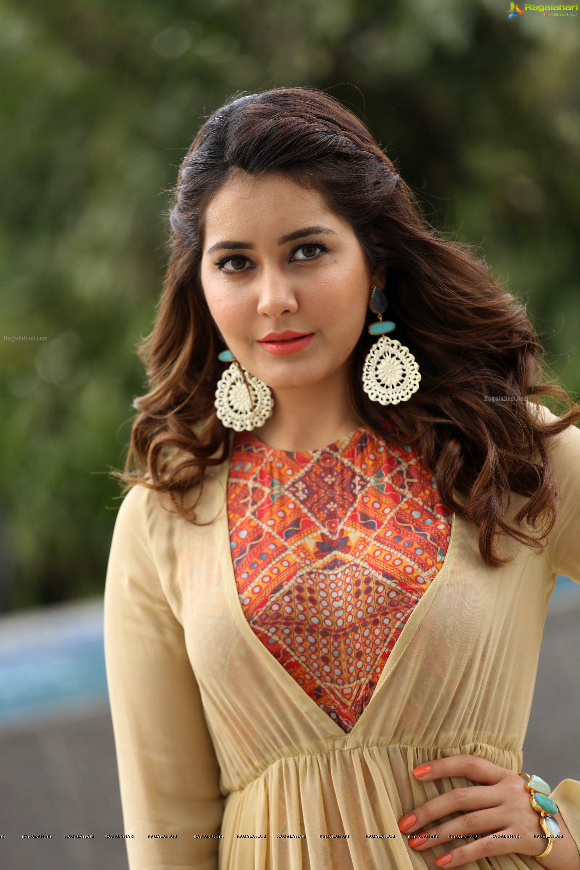 Rashi Khanna Photos Stills Beautiful Gallery - HD Wallpaper 