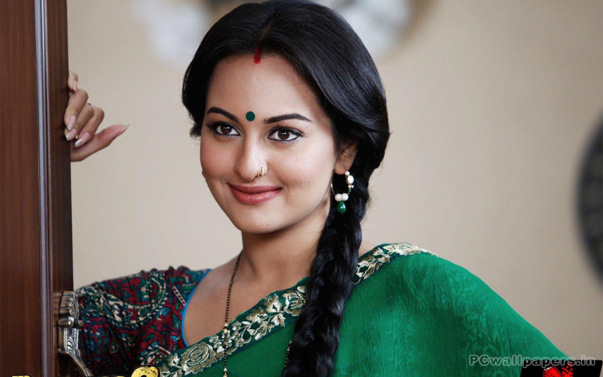 Sonakshi Sinha Indian Actress Bollywood Babe Model - Sonakshi Sinha Hot Saree - HD Wallpaper 