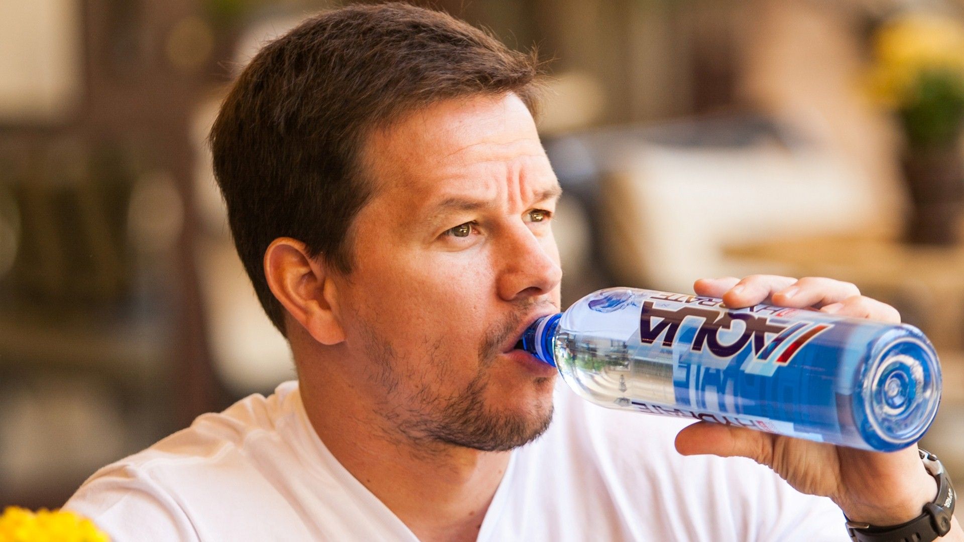 Mark Wahlberg Drinking Water - HD Wallpaper 