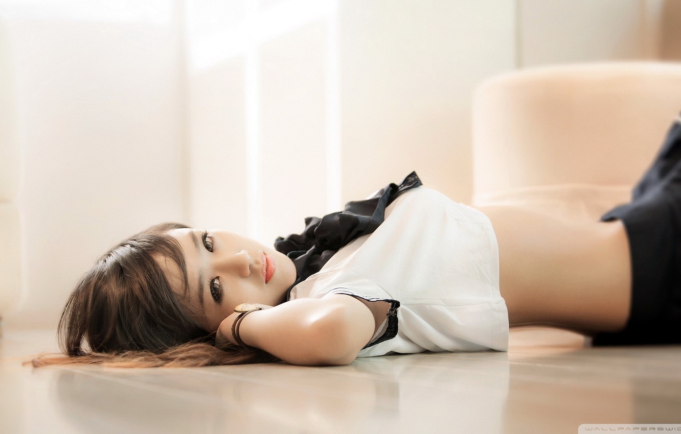 Photo Wallpaper Girl, Sexy, Lovely, Lying, Japanese - Japanese Girls -  1332x850 Wallpaper 