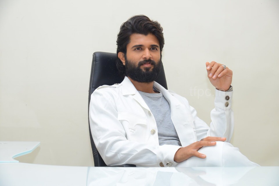 Vijay Devarakonda Photos Hd - HD Wallpaper 