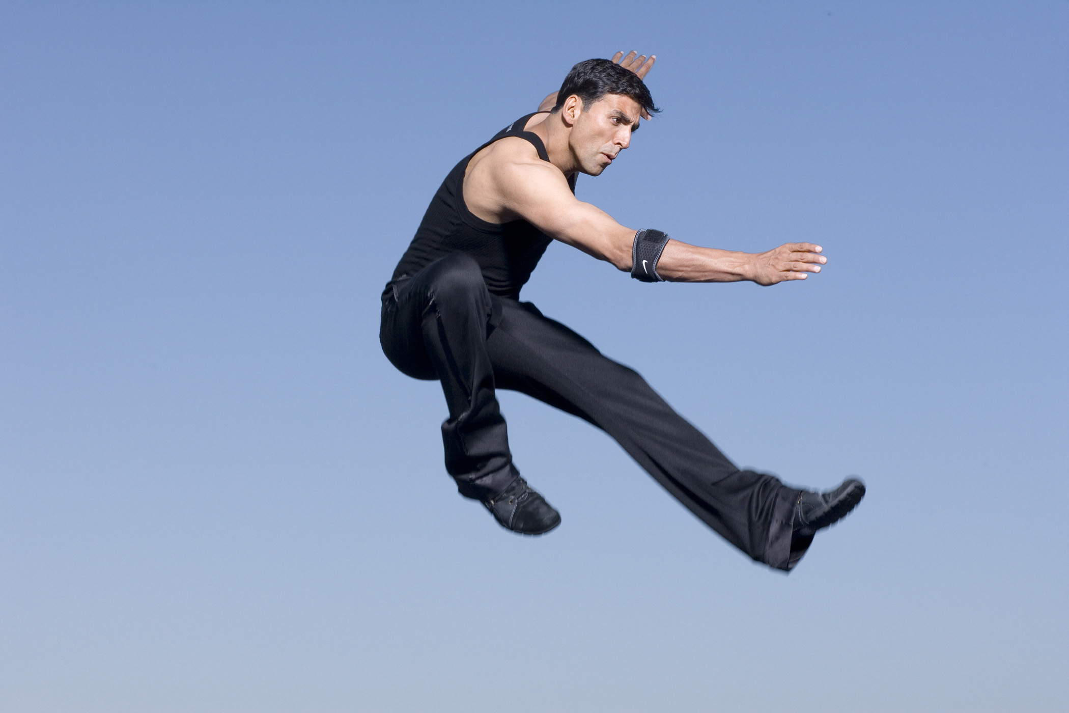 Akshay Kumar Action Wallpapers - Handsome Akshay Kumar Hd - HD Wallpaper 