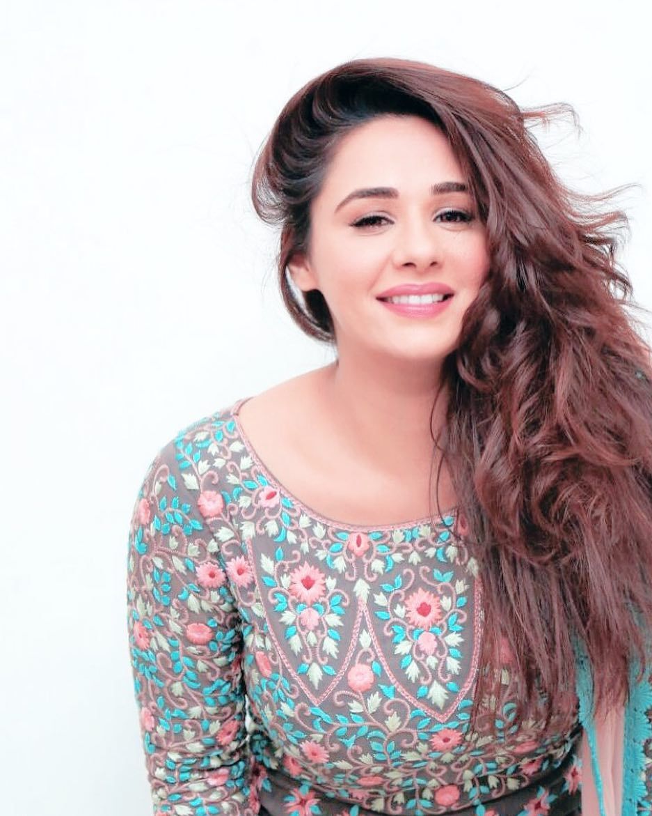 Punjabi Actress Mandy Takhar - 937x1171 Wallpaper Punjabi Actress Mandy Takhar - 937x1171 Wallpaper