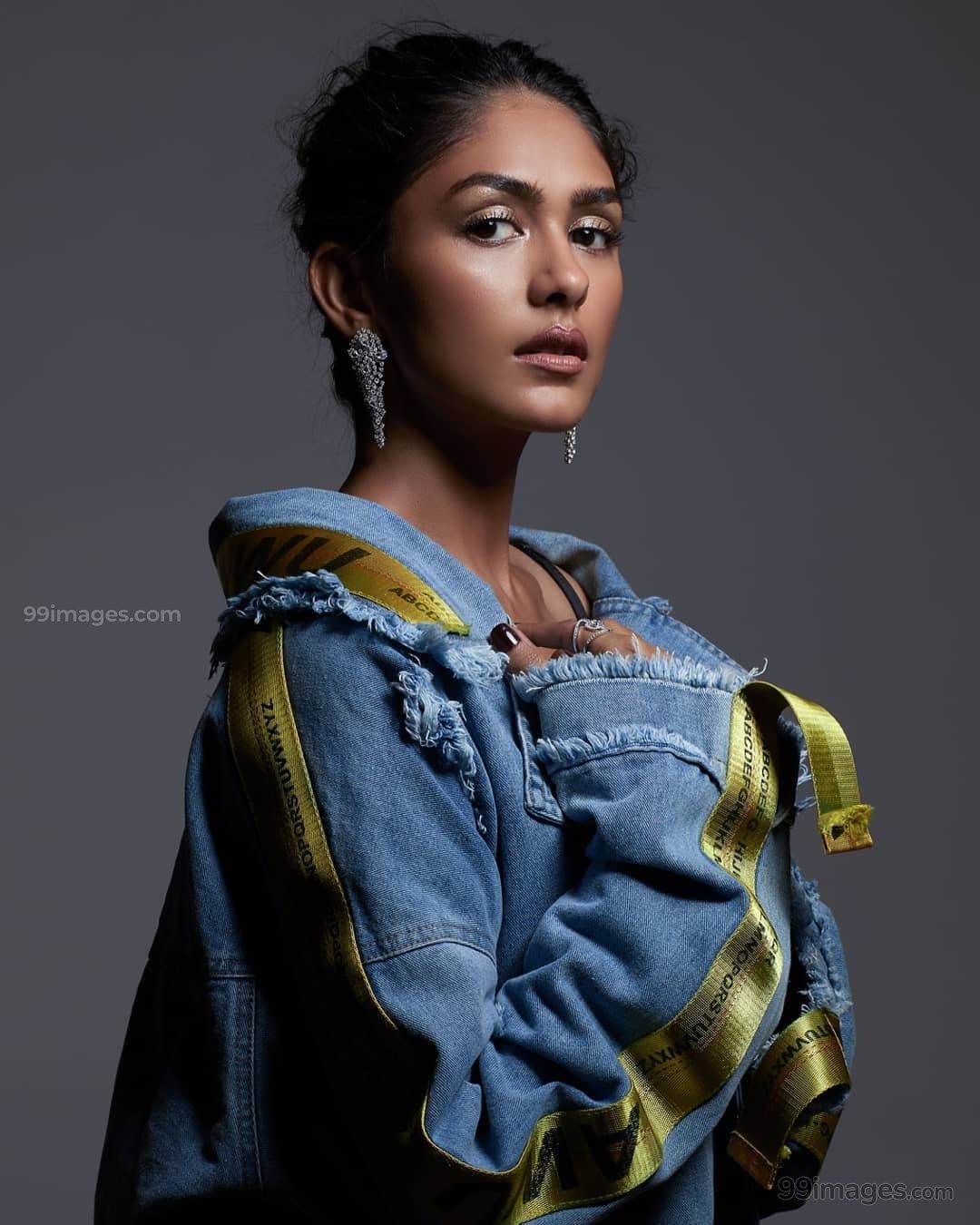 Mrunal Thakur C - HD Wallpaper 