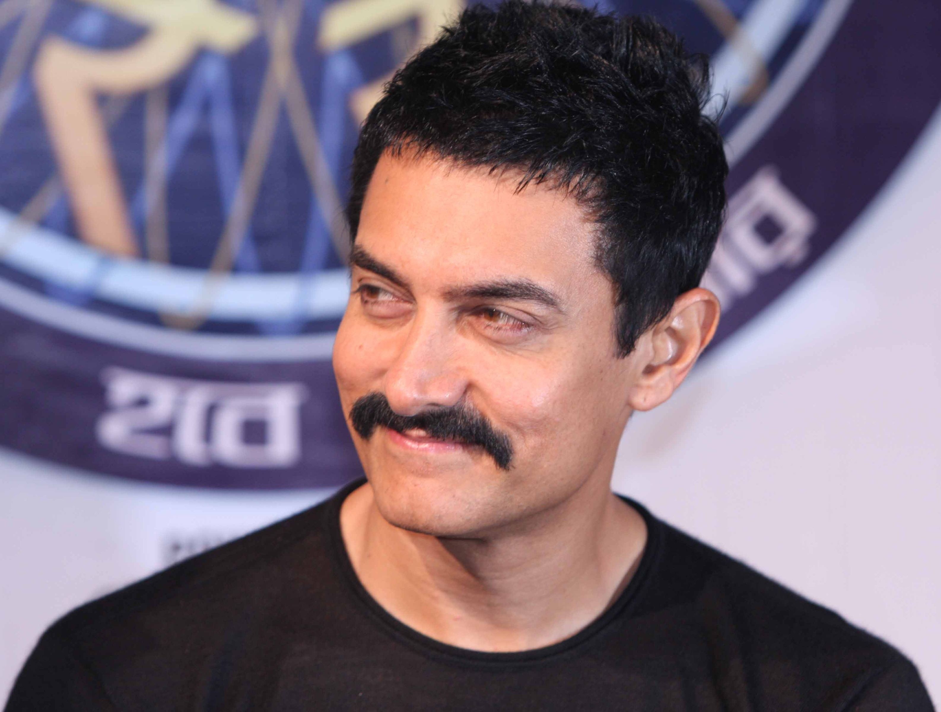 Aamir Khan In Kone Banega Karore Pati Stage - Aamir Khan Photo Download - 3172x2400 Wallpaper Aamir Khan In Kone Banega Karore Pati Stage - Aamir Khan Photo Download - 3172x2400 Wallpaper