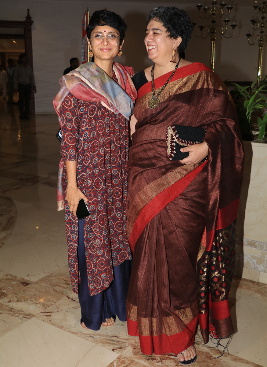 Kiran Rao Poses With Reena Dutta During Paani Foundation - Reena Aamir Khan's Wife - HD Wallpaper 