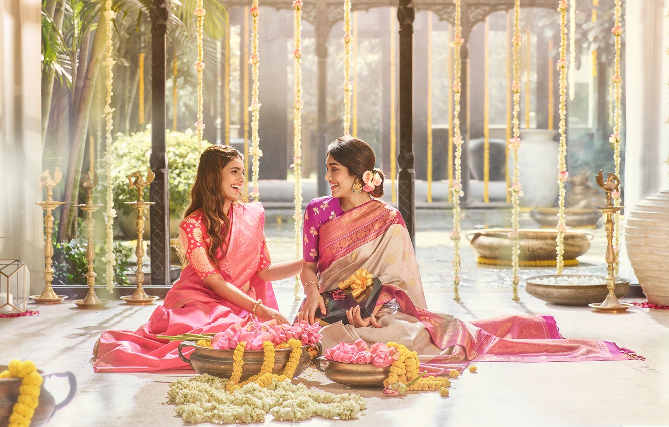 Photo Wallpaper Girl, Fashion, Smile, Flowers, Beautiful, - Sari - HD Wallpaper 