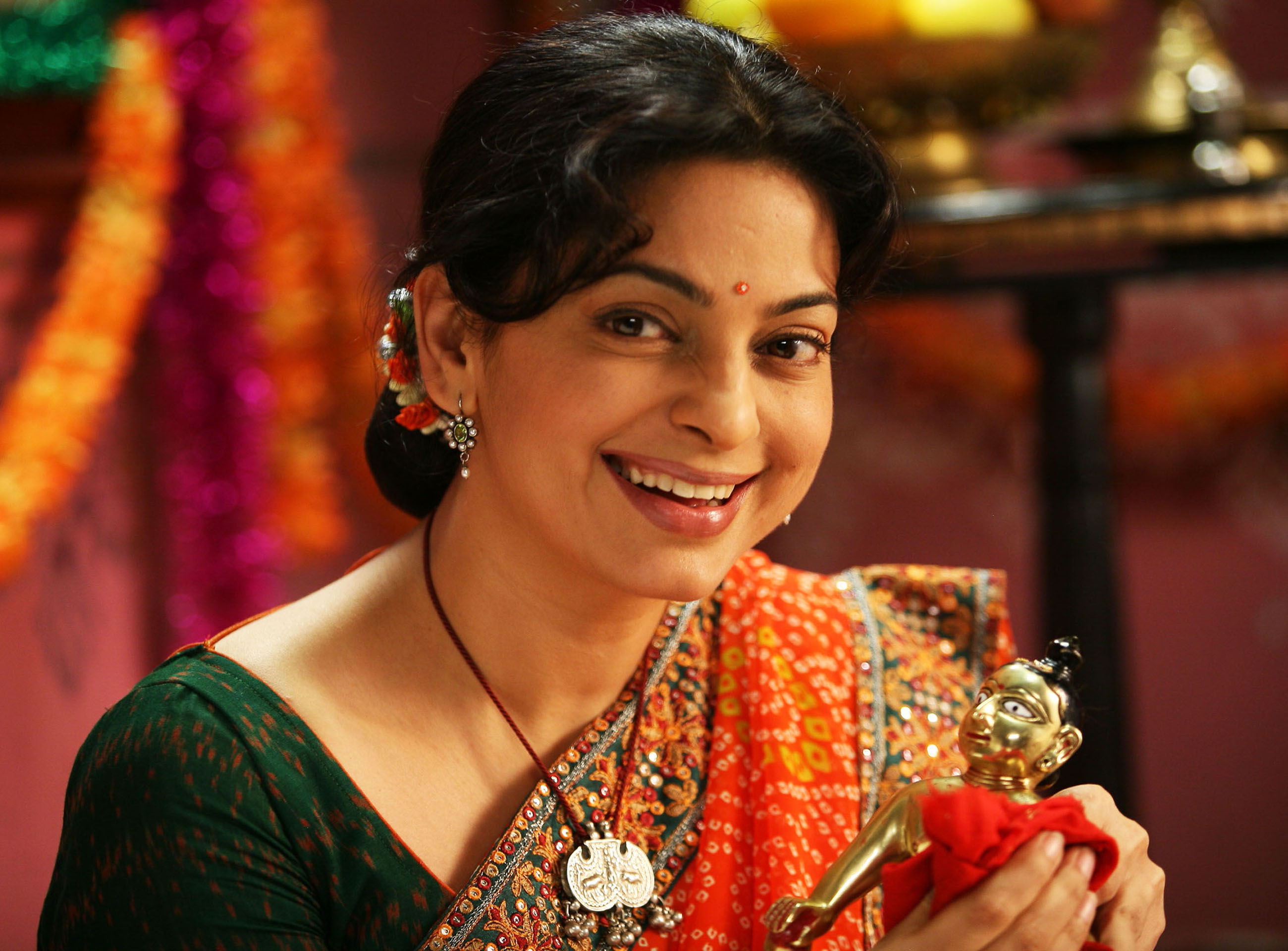 Beautiful Juhi Chawla In Saree Wallpapers And Backgrounds - Lady - HD Wallpaper 