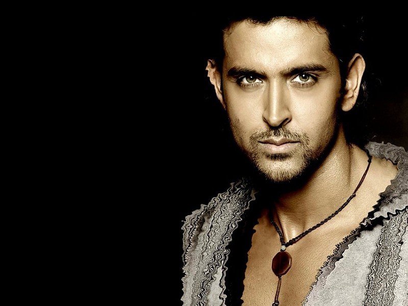 Actor Hrithik Roshan With Black Background Wallpaper - Hrithik Roshan Black Hd - HD Wallpaper 