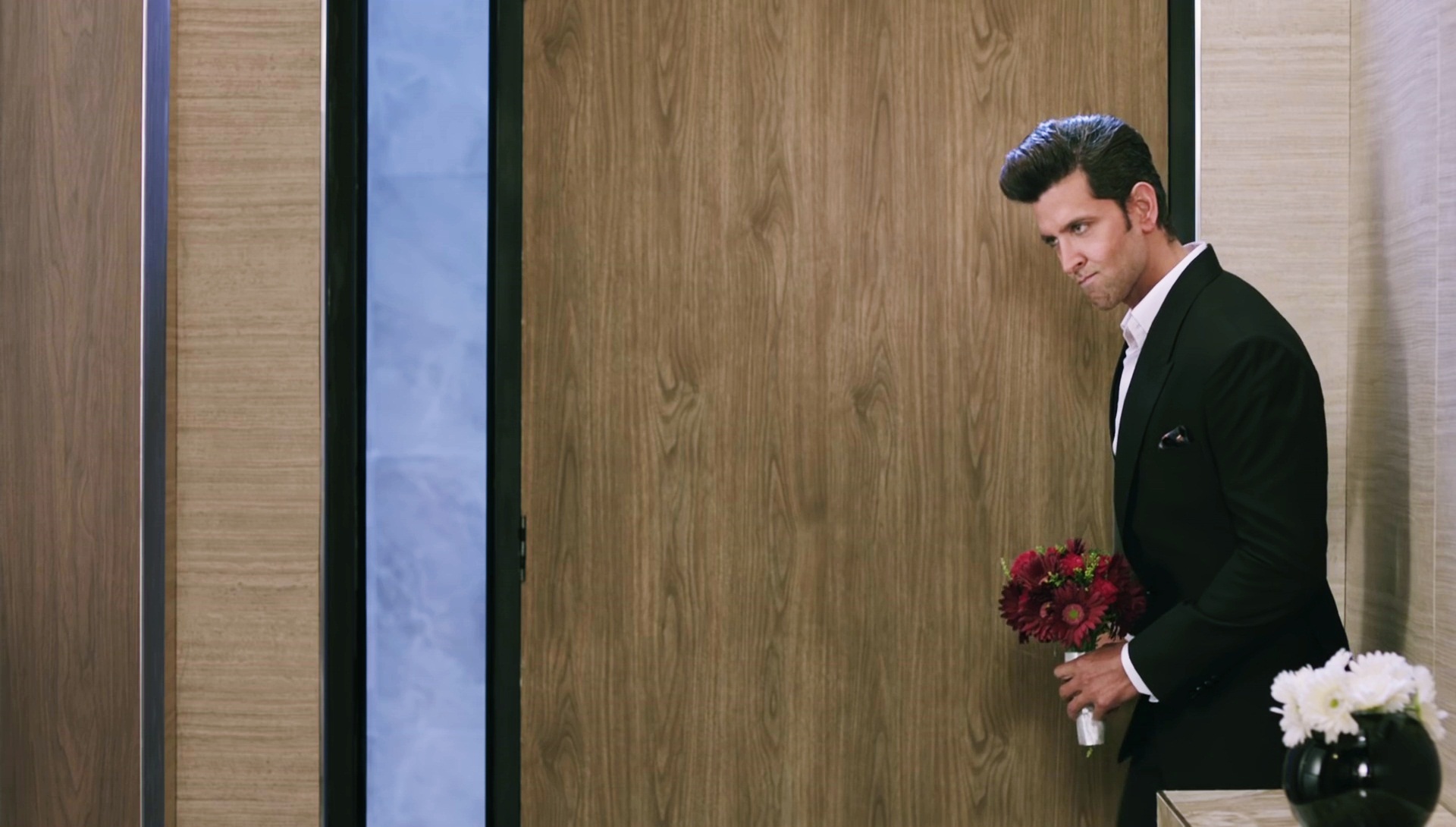 Hrithik Roshan 2017 Wallpaper - Hrithik Roshan Photos 2017 New - HD Wallpaper 