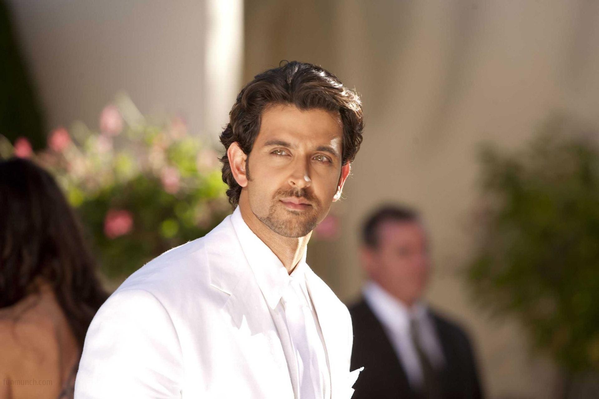 Handsome Hrithik Roshan In White Suite - Hrithik Roshan In Kites - HD Wallpaper 