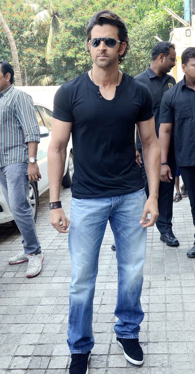 Download Latest Full Hd Hrithik Roshan Pictures - Hrithik Roshan In Public - 650x1246 Wallpaper Download Latest Full Hd Hrithik Roshan Pictures - Hrithik Roshan In Public - 650x1246 Wallpaper