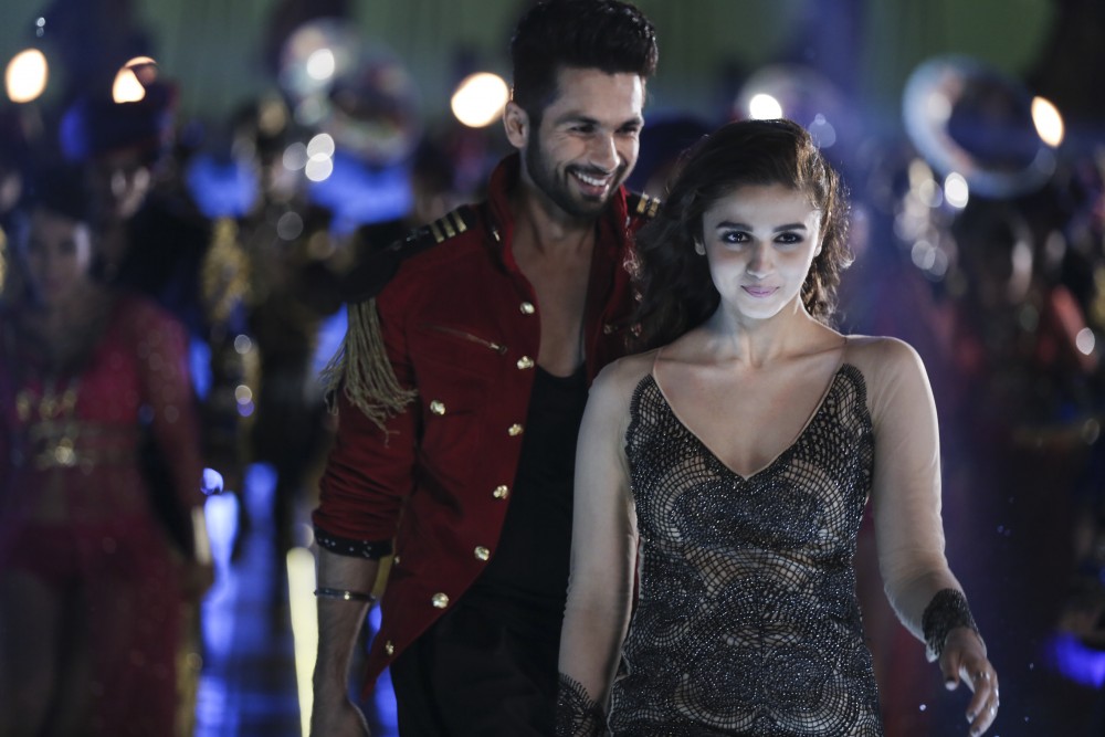 Bollywood Wedding Comedy Shaandaar Opens In Theaters - Shahid Kapoor Shandar Movie - HD Wallpaper 