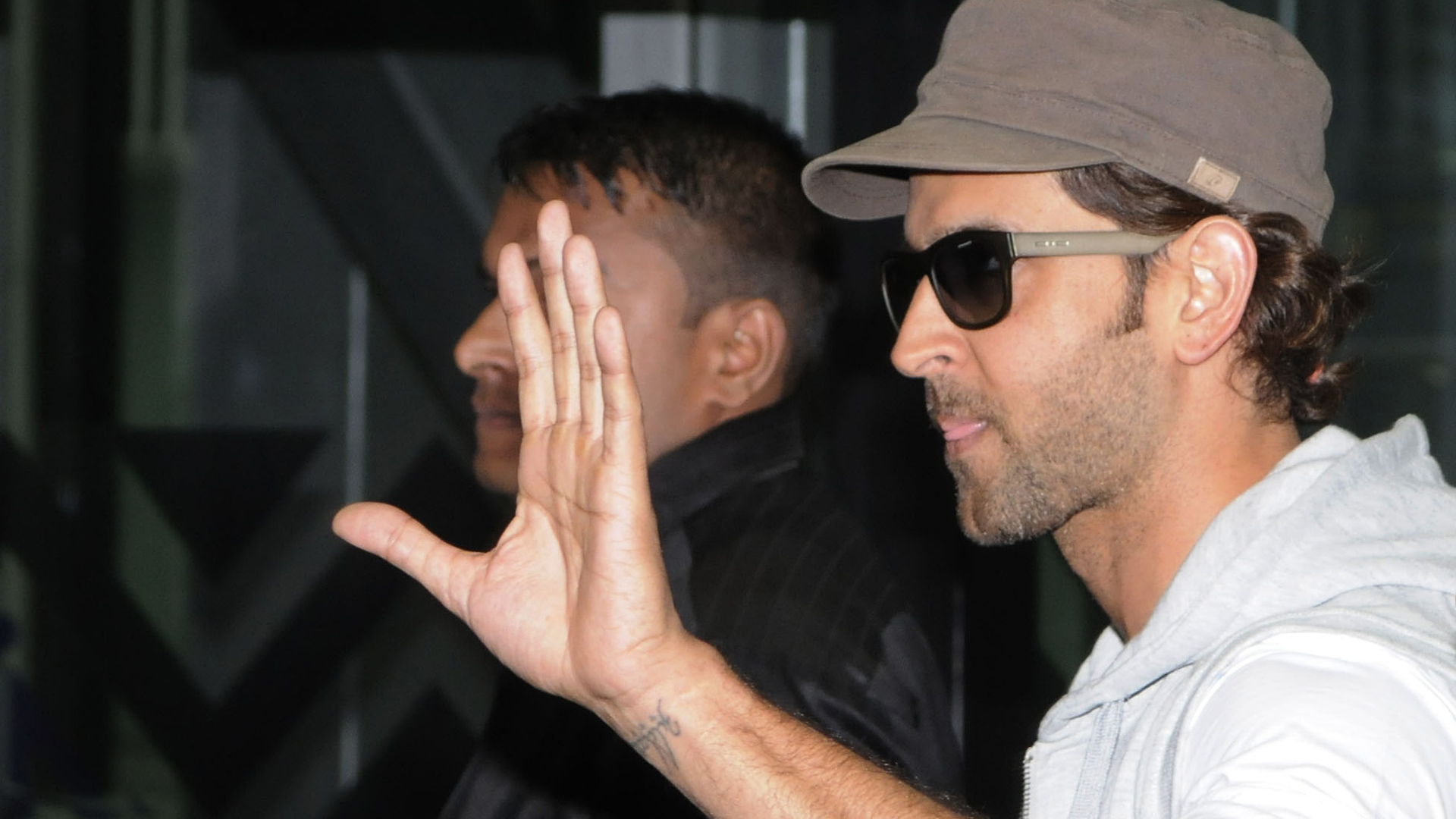 Hrithik Roshan Airport - HD Wallpaper 