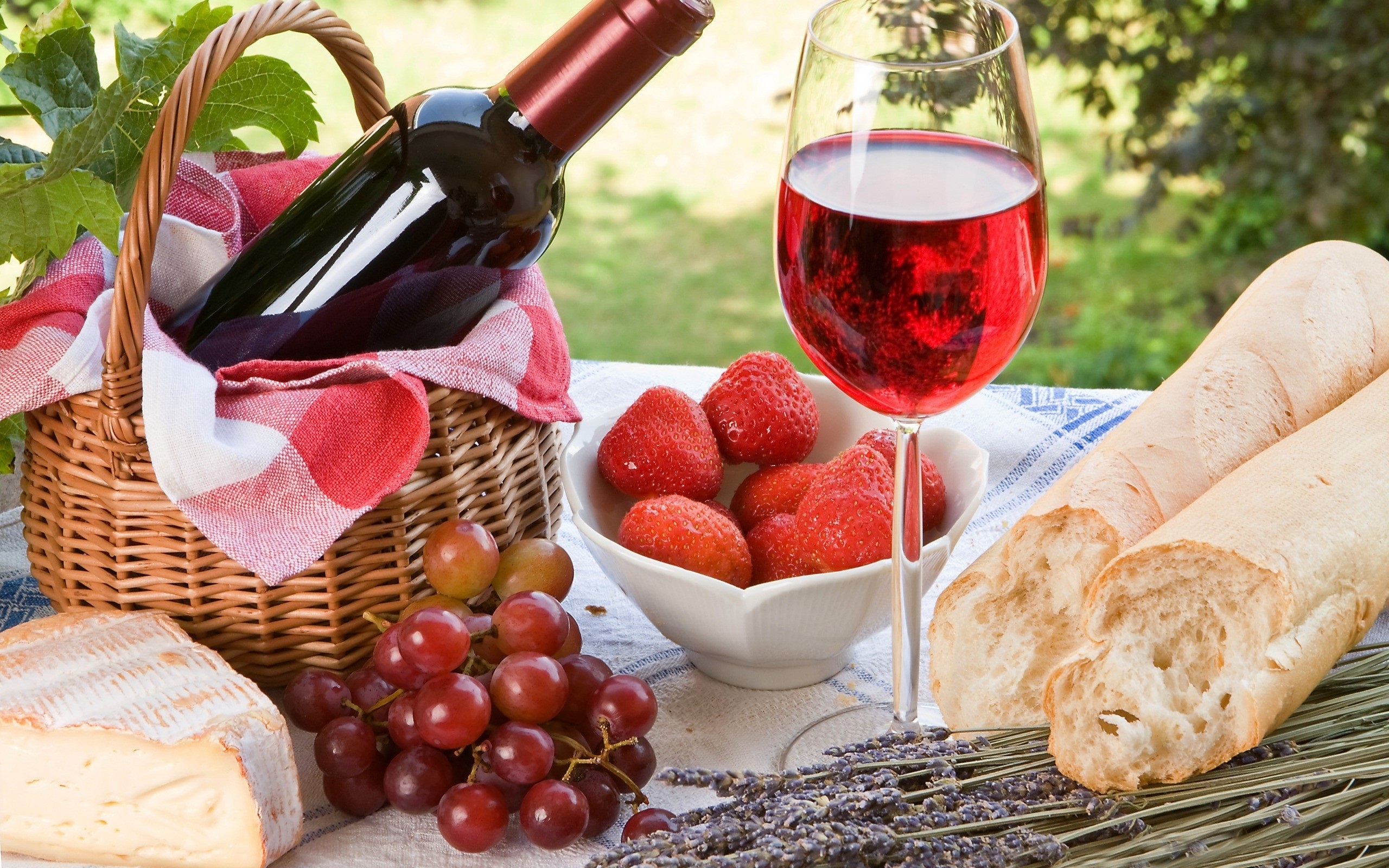 Wallpaper Outdoor, Picnic, Bread, Cake, Strawberries, - Wine Tour From Melbourne - HD Wallpaper 
