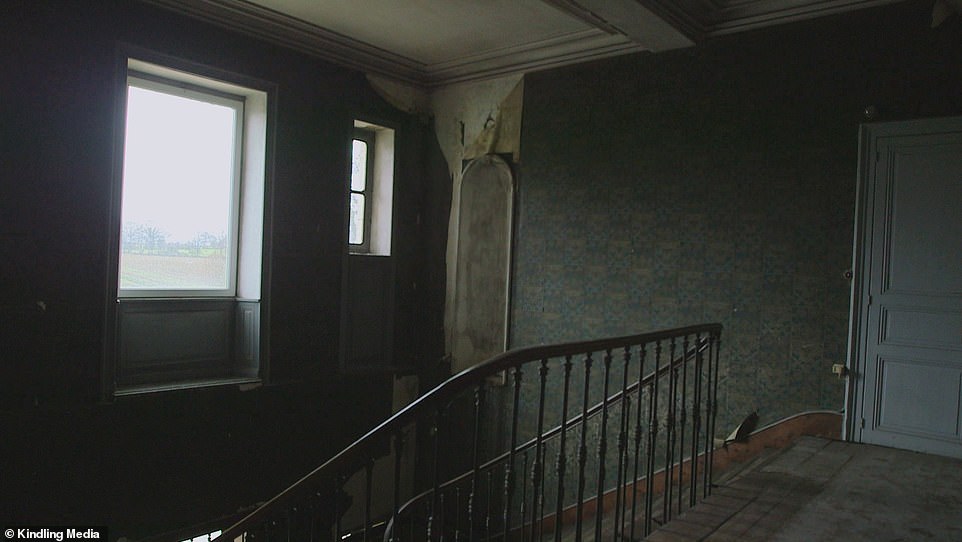 The Main Staircase Was Previously Unloved, With Ripped - Handrail - HD Wallpaper 